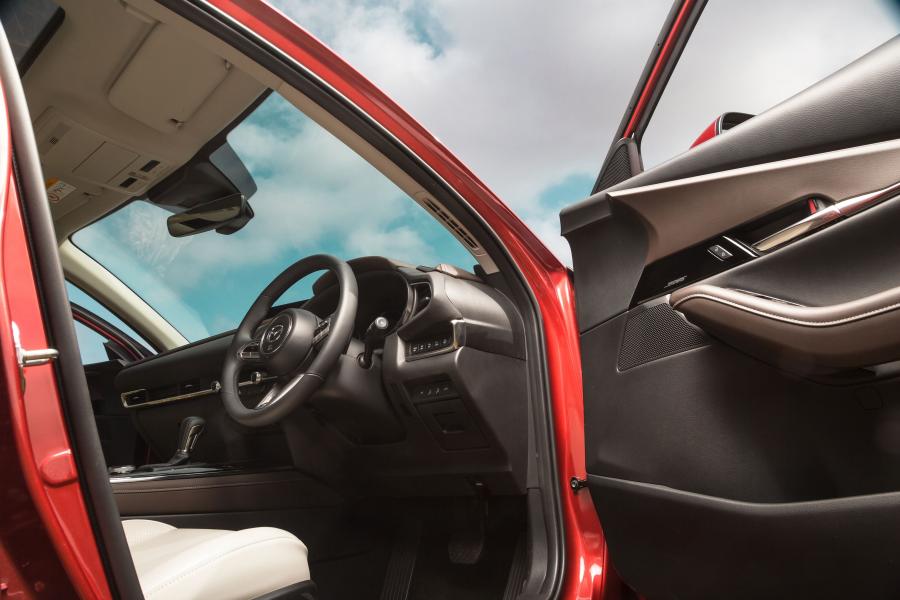 Интерьер Mazda CX-30 2019 года  (AU) (фото 2 из 41)